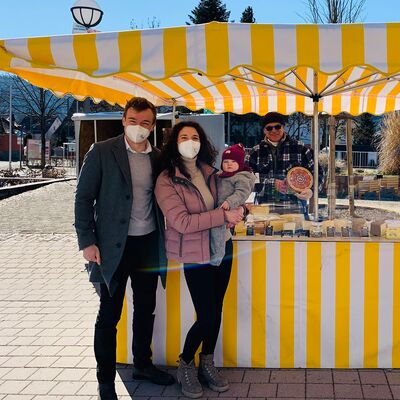 Benjamin Treiber vor einem Marktstand auf dem Wochenmarkt
